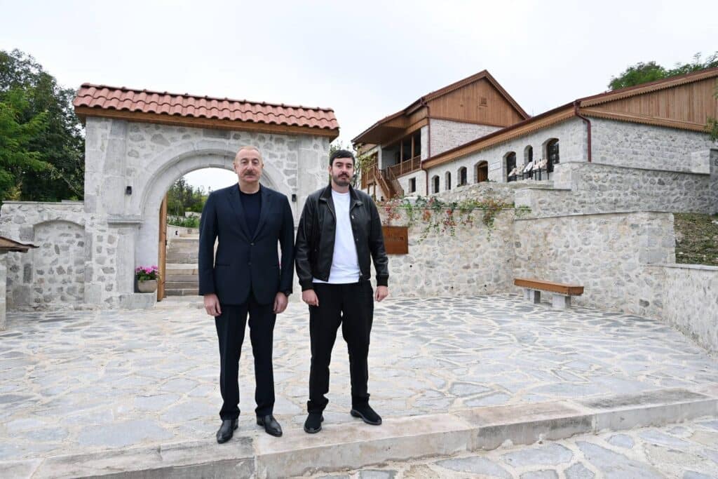Le fils d&rsquo;Ilham Aliyev participe à une réunion du cabinet, suscitant des rumeurs de succession