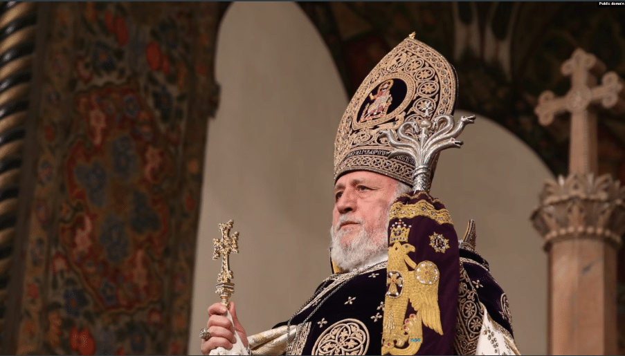 Garegin II  met en garde les détracteurs de l&rsquo;Église arménienne lors d&rsquo;une messe en présence de Pashinian