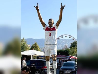 Un monument dédié au footballeur turc Merih Demiral, qui a fait le salut des Loups Gris à l&rsquo;Euro-2024 lors du match Autriche-Turquie a été inauguré en Turquie