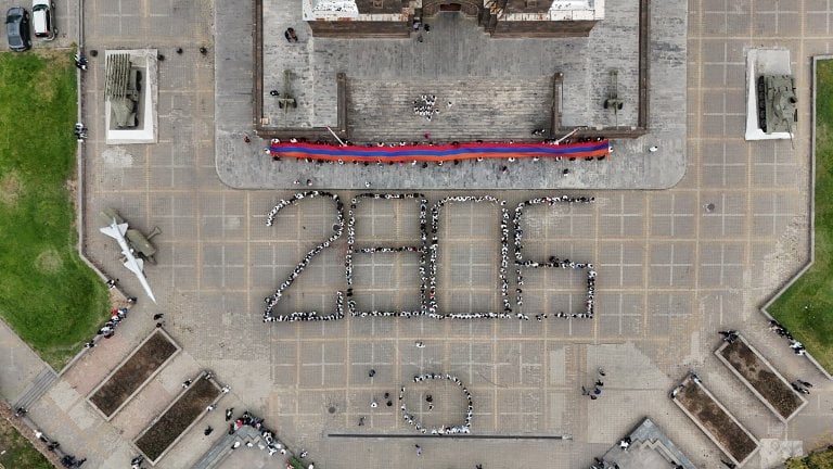 Flash mob de jeunes dédié au 2806e anniversaire de la capitale arménienne Yerevan