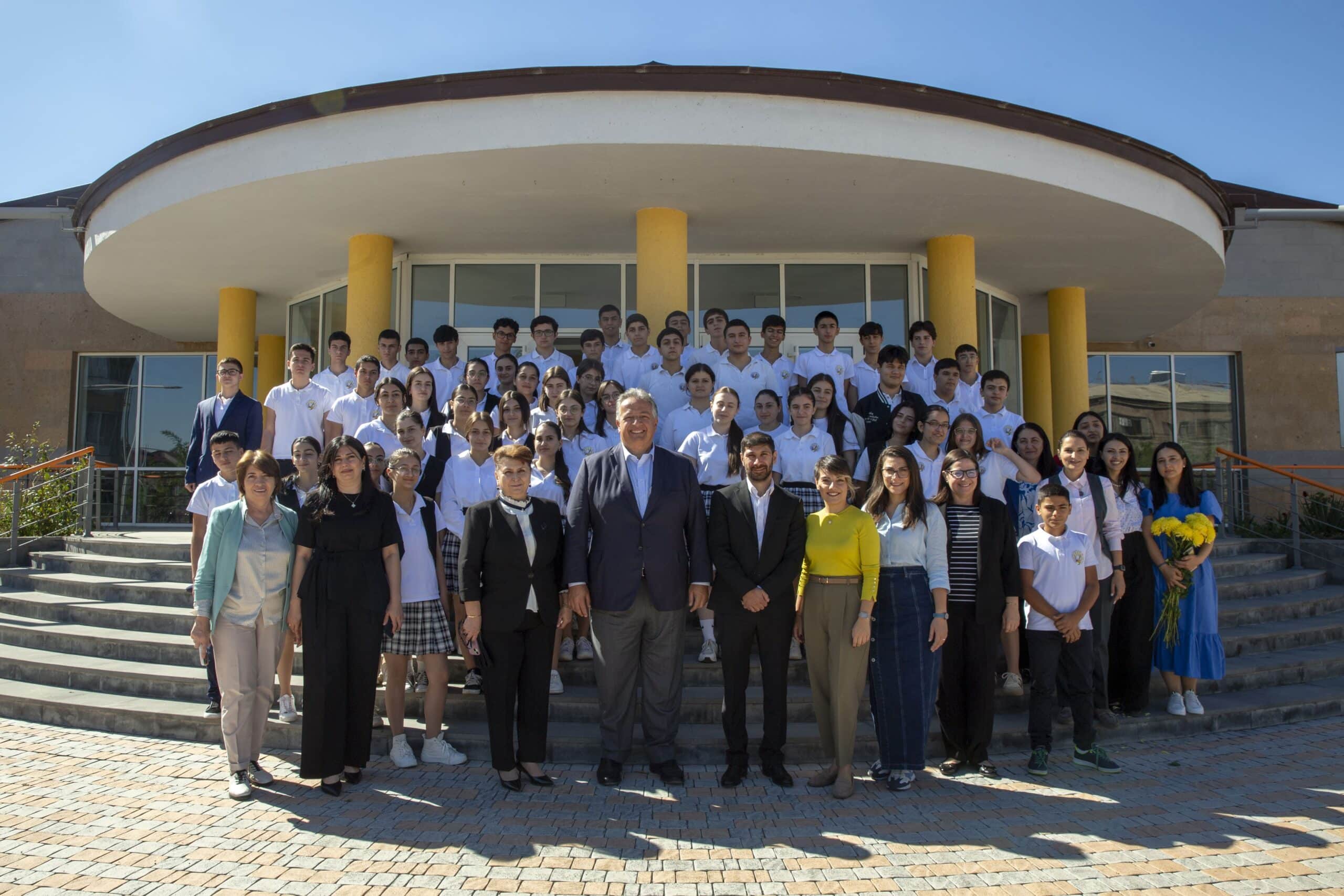Le Dr Noubar Afeyan a rendu visite aux élèves du projet Generation AI High School de FAST