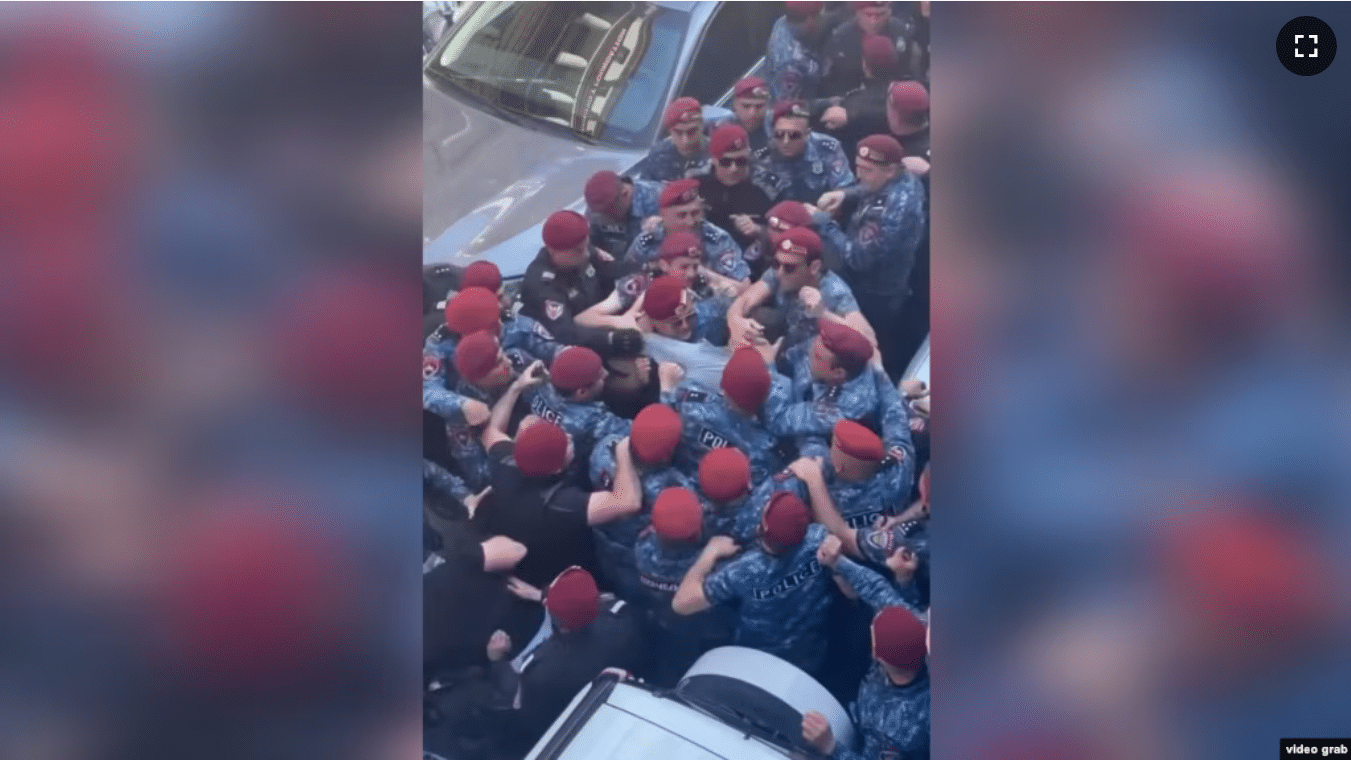 Le procureur général minimise l&rsquo;importance de la vidéo du passage à tabac d&rsquo;un opposant arménien par la police