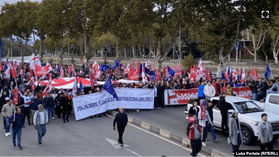 Les Géorgiens pro-européens manifestent à l&rsquo;approche d&rsquo;élections législatives cruciales