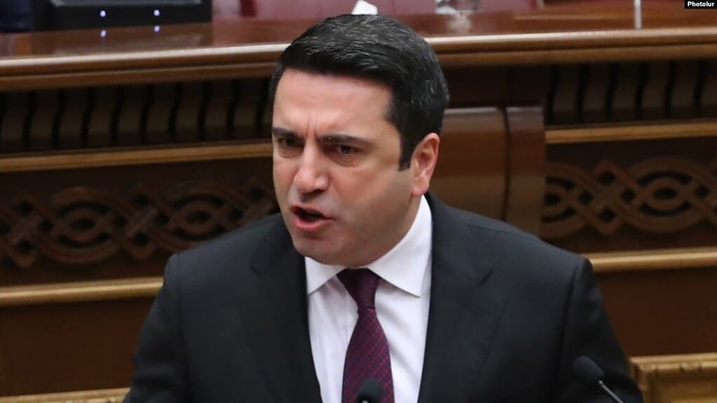 Le président du Parlement est accusé de justifier la prise de contrôle du Karabakh par l&rsquo;Azerbaïdjan