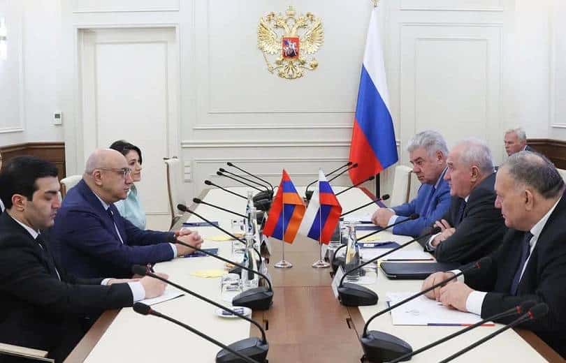 L’Ambassadeur d’Arménie à Moscou a transmis les vœux chaleureux d&rsquo;Andranik Kocharyan au président du Comité de défense et de sécurité de la Fédération de Russie