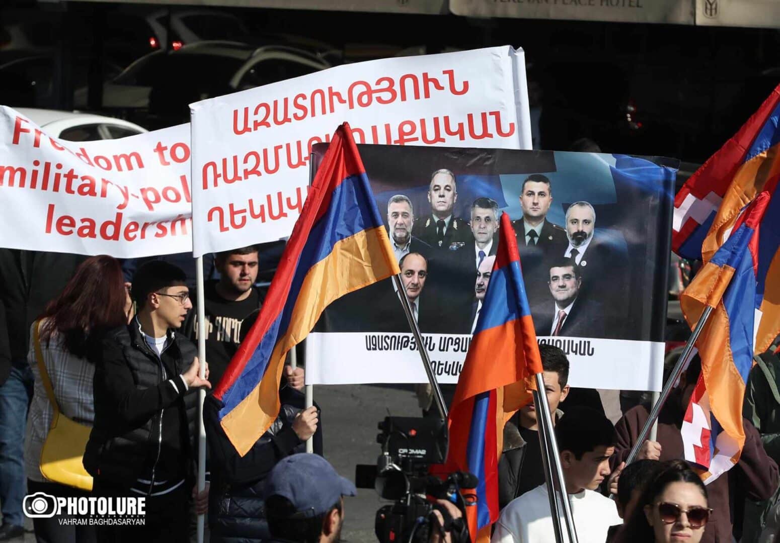 De jeunes Arméniens protestent devant le bureau de l’ONU à Yerevan contre la tenue de la COP29 à Bakou