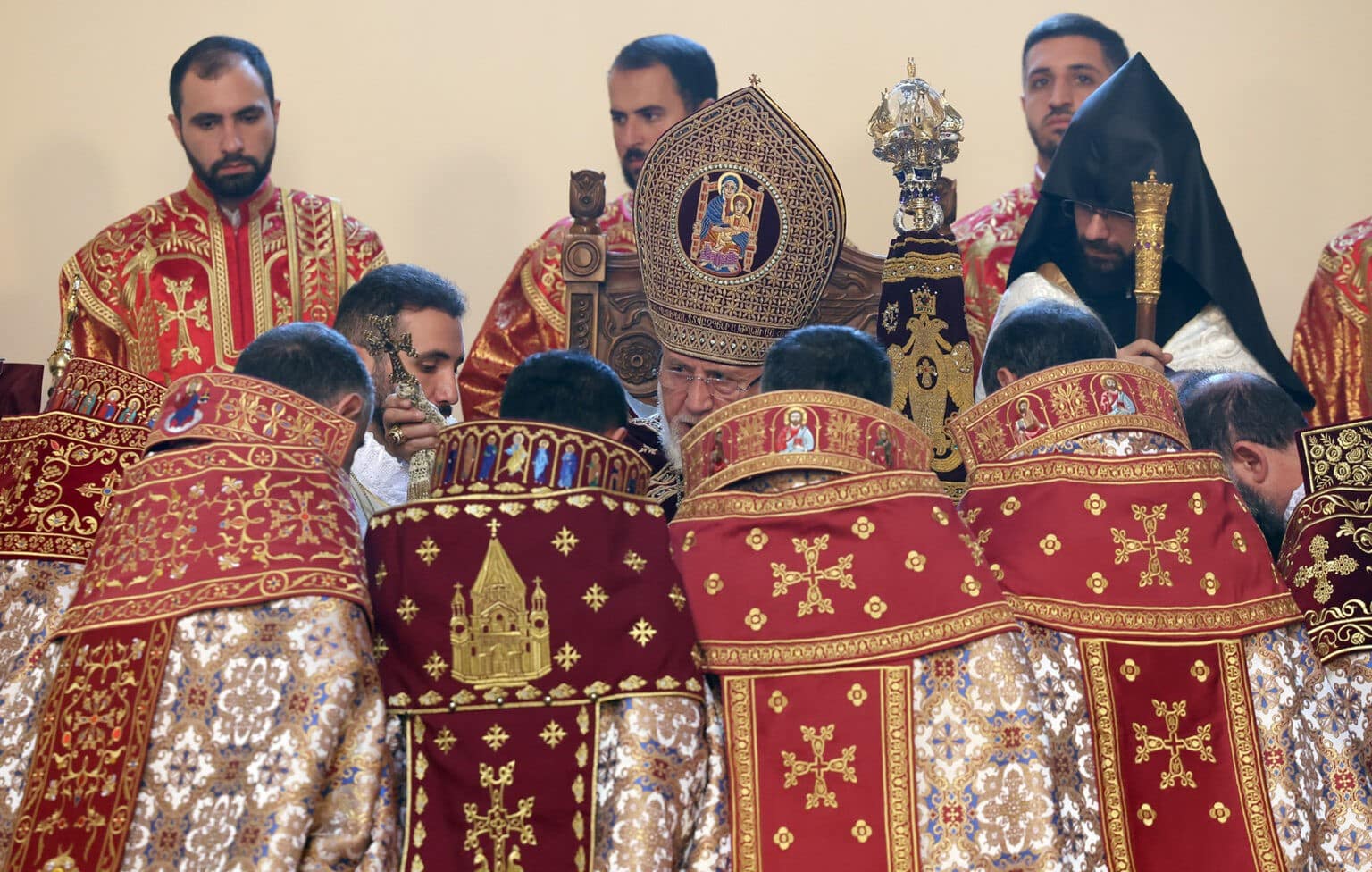 La cérémonie de l&rsquo;ordination épiscopale et la consécration des évêques a eu lieu au Saint Siège de l’Eglise arménienne à Sainte-Etchmiadzine, le Très Révérend père Krikor Khachatryan ordonné évêque