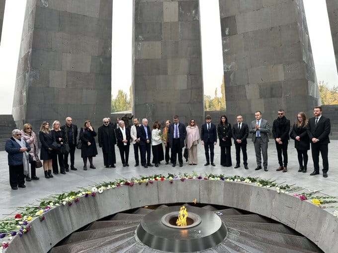 En délégation au mémorial du génocide