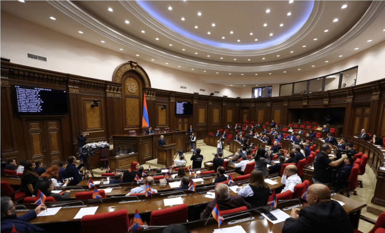 Les députés de la majorité réclament une plus grande responsabilité des forces de l&rsquo;ordre devant le Parlement