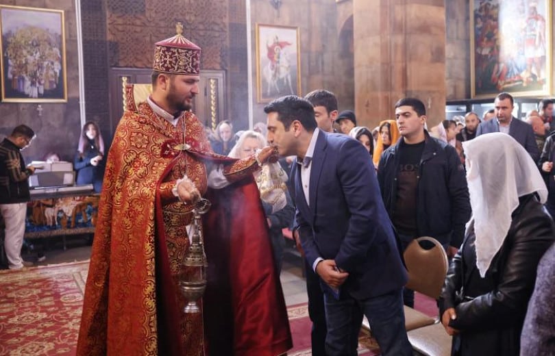 Alen Simonyan a participé à la liturgie à l&rsquo;église des Saints-Martyrs de Nubarachen