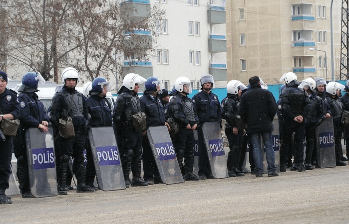 Vague d&rsquo;arrestations après la destitution de maires