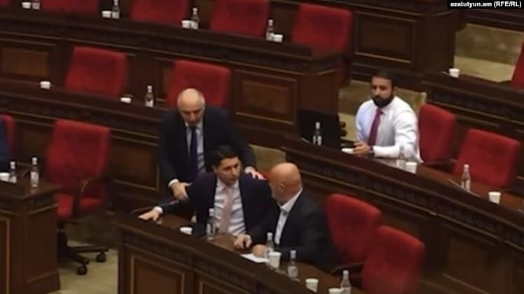 Un législateur en difficulté nie les pressions exercées par le gouvernement pour qu&rsquo;il démissionne