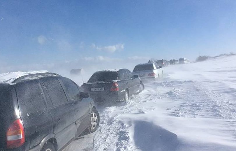 Ce matin en Arménie, l’abondante chute de neige, la tempête et le verglas paralysent une partie des routes
