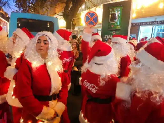 Défilé des Pères Noël au centre d&rsquo;Erevan