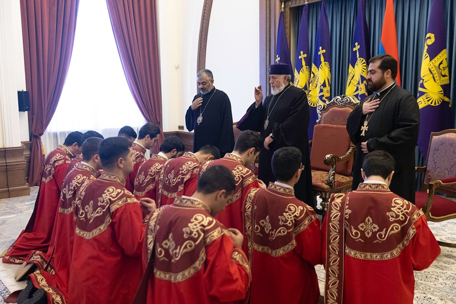 Le Catholicos Karékine II a exhorté les nouveaux diacres à tout mettre en œuvre pour maintenir la bonne réputation de l&rsquo;Église arménienne