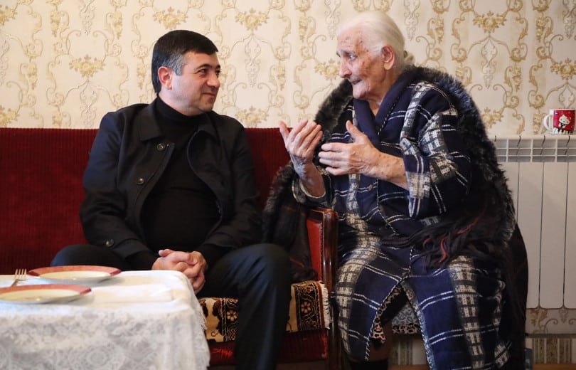 Sarik Minasyan le maire par intérim de Gumri a rendu visite à Margarit (102 ans) la doyenne de la deuxième ville d’Arménie