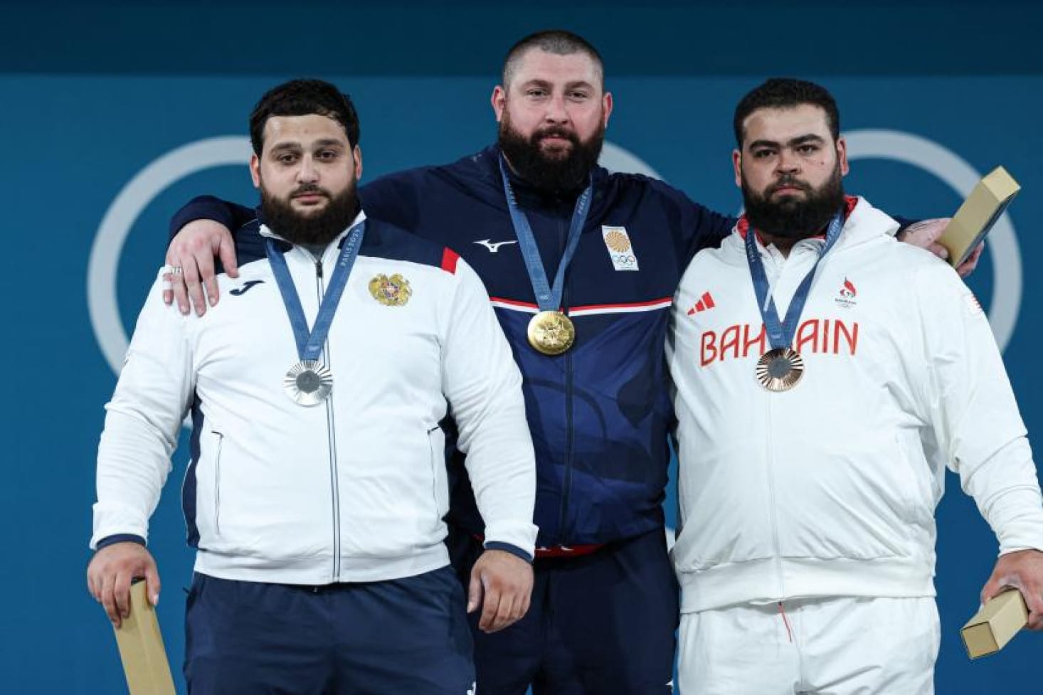 Le triple champion olympique le Géorgien Lasha Talakhadze a félicité l’Arménien Varazdat Lalayan pour sont titre de champion du monde des super-lourds d’haltérophilie