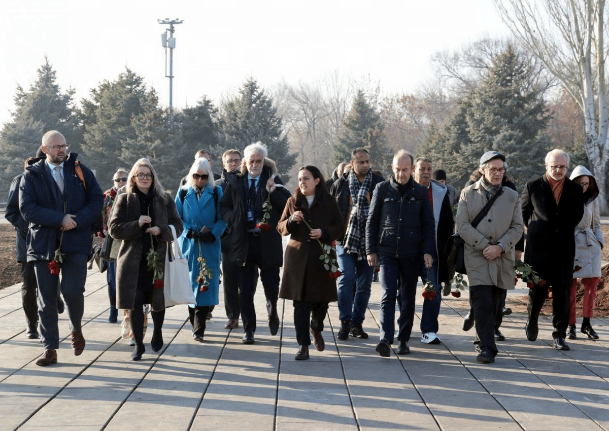 Les participants du Forum « Contre le crime de génocide » visitent le complexe commémoratif du génocide arménien