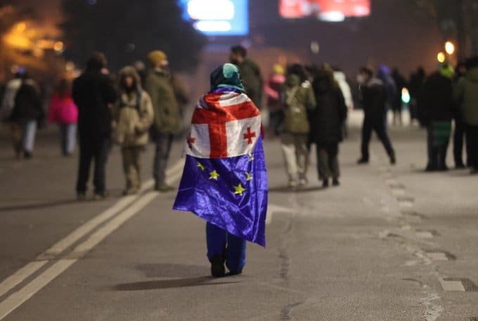 Géorgie: quelques milliers de manifestants, le sapin de Noël controversé allumé