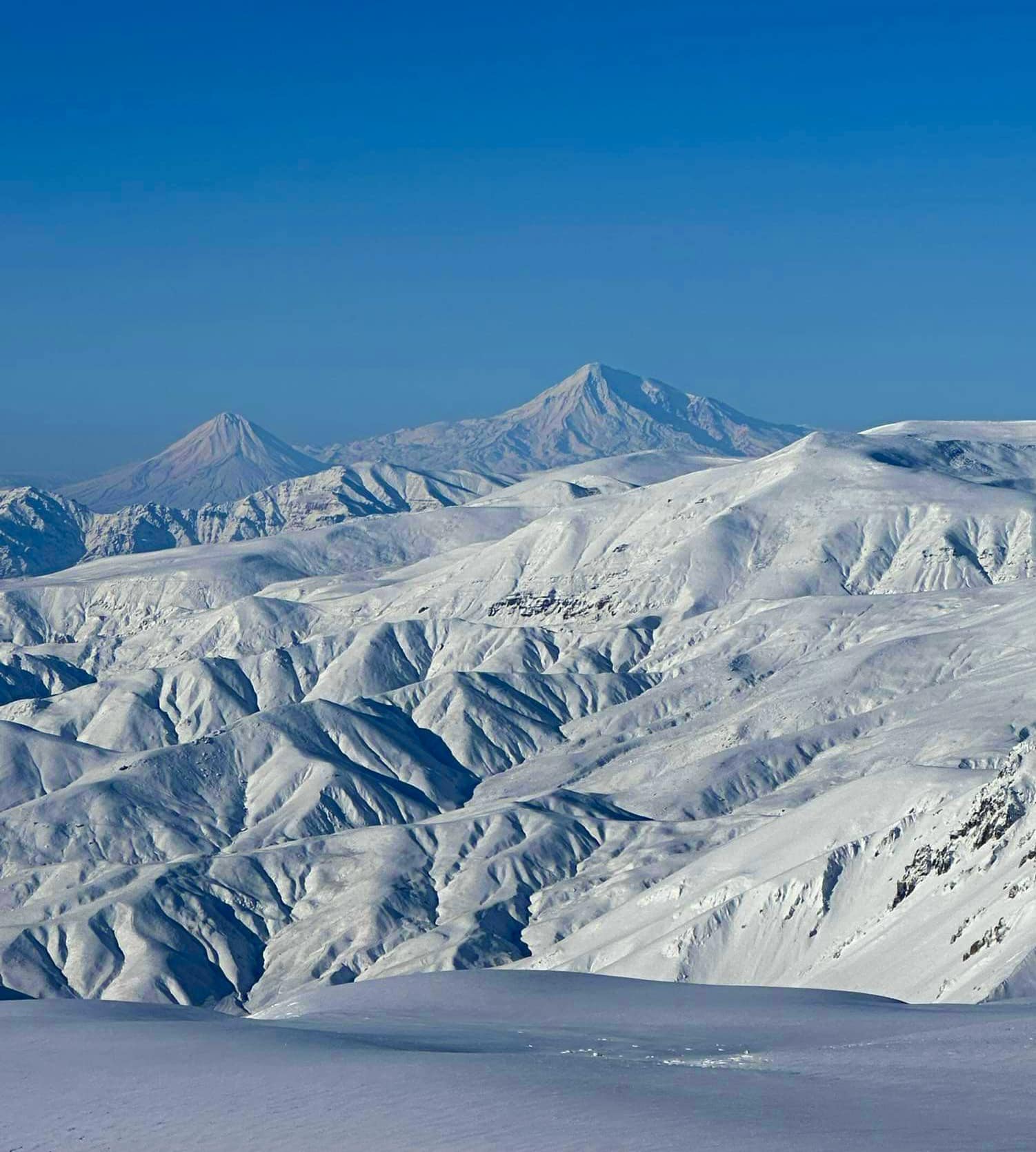 Une photo de la région de Syunik sous la neige avec vue sur l’Ararat