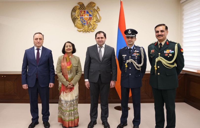 Le ministre arménien de la Défense, l&rsquo;ambassadeur d’Inde et l&rsquo;attaché militaire indien discutent des questions de coopération en matière de défense entre l’Inde et l’Arménie