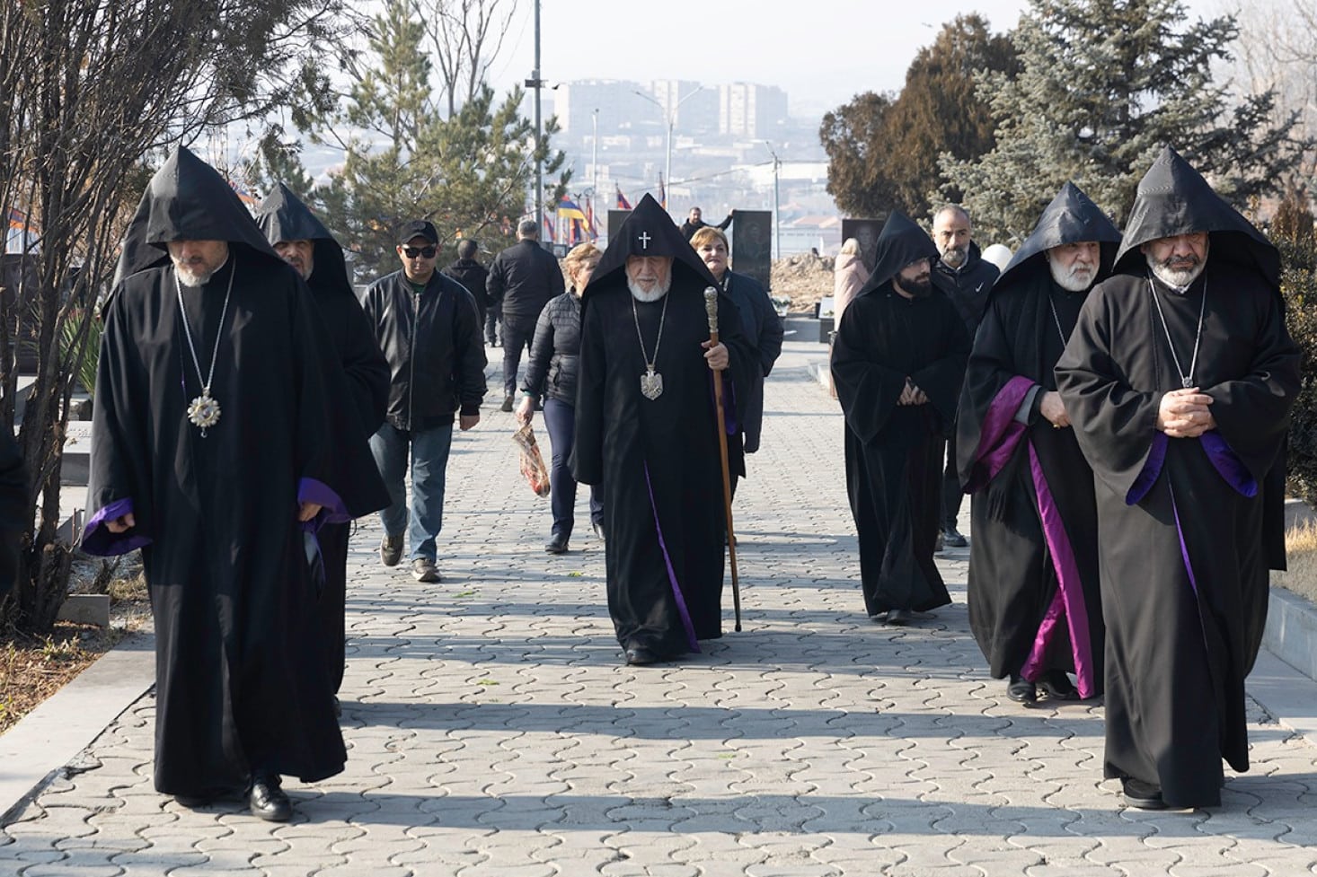 Le Catholicos Karékine II et une délégation de l’Eglise arménienne a visité le panthéon militaire « Yerablur » à Yerevan