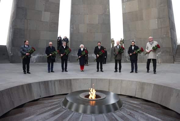Les présidents des parlements du groupe de coopération Europe du Nord-Baltique ont visité le mémorial du génocide des Arméniens de Tsitsernakaberd