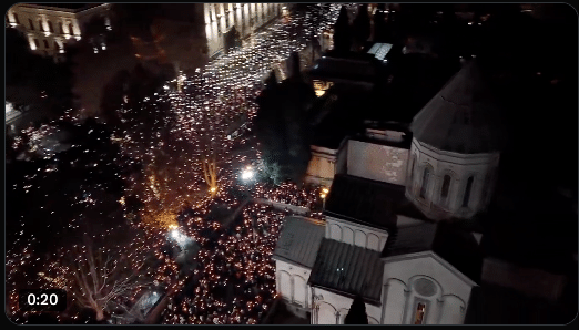 Géorgie: des milliers de manifestants devant le Parlement pour le Noël  orthodoxe