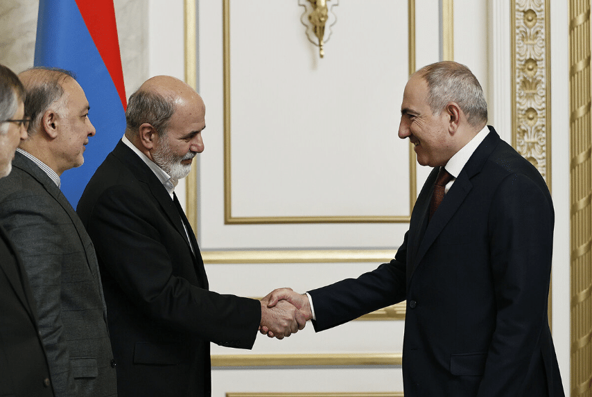 Le chef de la sécurité iranienne exhorte le premier ministre arménien à résoudre les problèmes localement lors de sa visite à Erevan