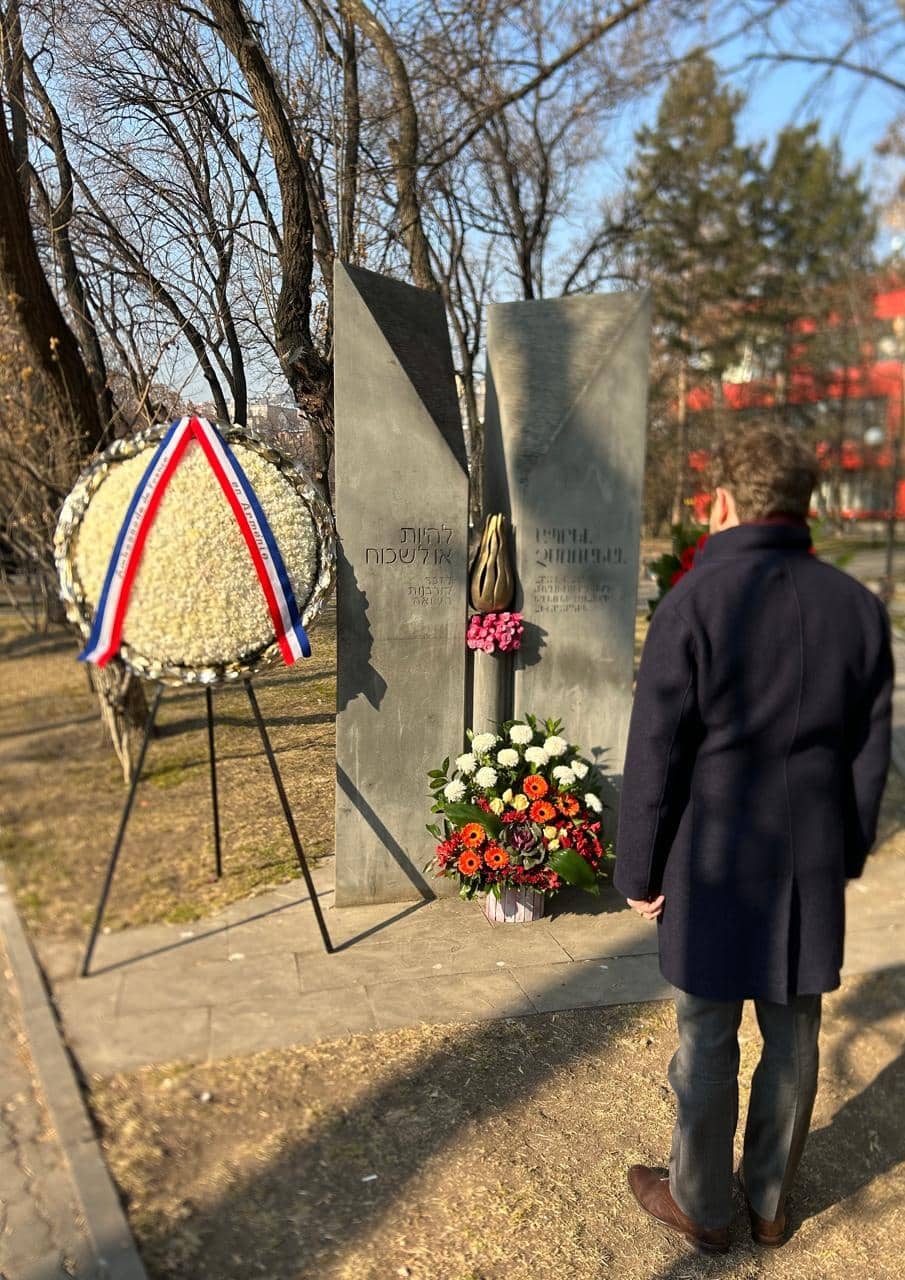 Olivier Decottignies au monument aux victimes de la Shoah à Erevan