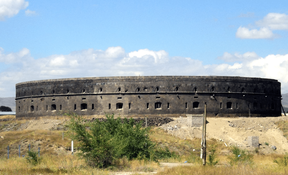 L&rsquo;ancien maire de Gumri, avec l&rsquo;aide d&rsquo;un groupe d&rsquo;individus, détourné les terres de la zone de la « Forteresse Noire » qui n&rsquo;étaient pas soumises à la privatisation