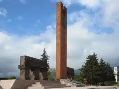 Les Azerbaïdjanais ont profané à Stepanakert les tombes des combattants et soldats Arméniens ayant participé à la guerre de 44 jours en Artsakh