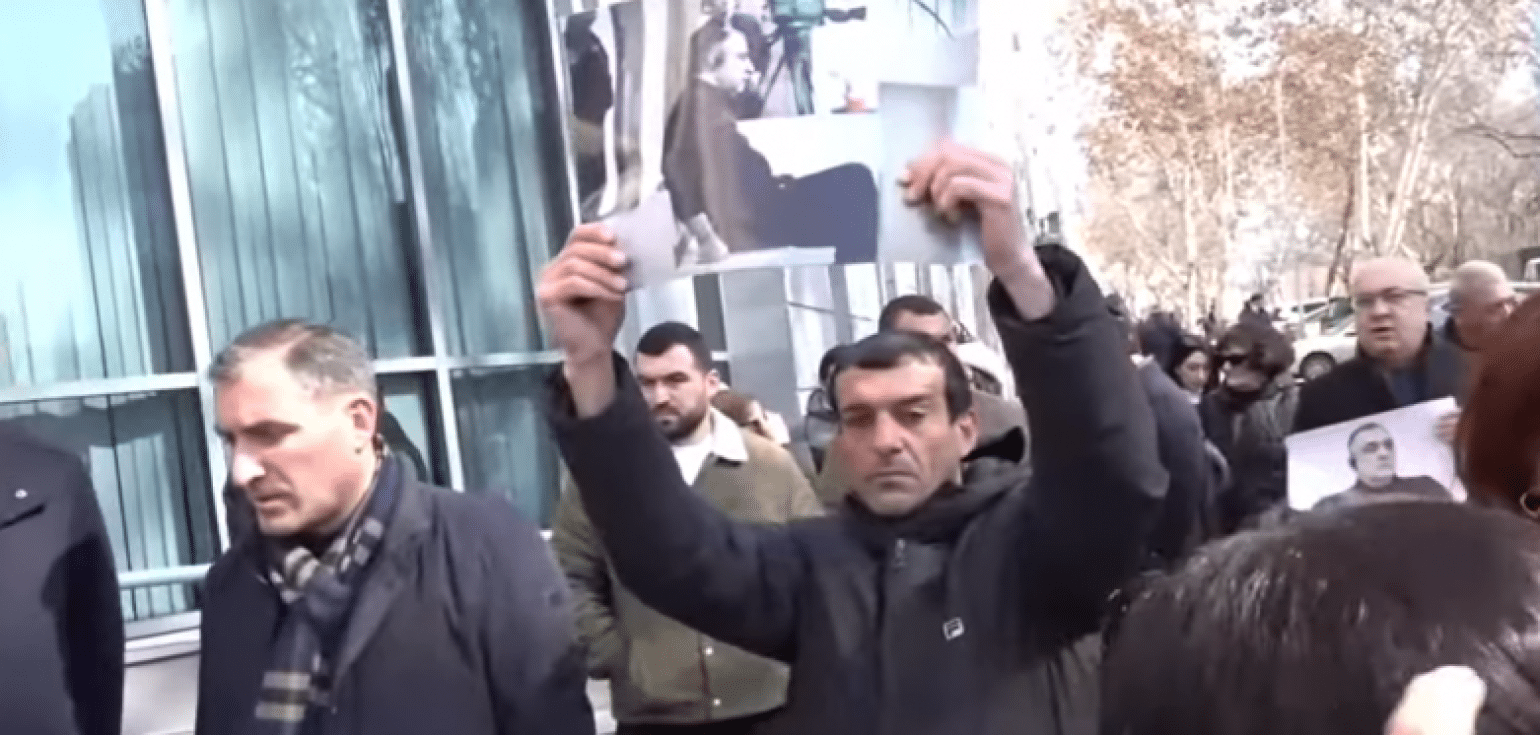 Manifestation devant le MAE d’Arménie exigeant une réunion de diplomates sur la question de Ruben Vardanyan et les autres prisonniers Arméniens illégalement détenus à Bakou
