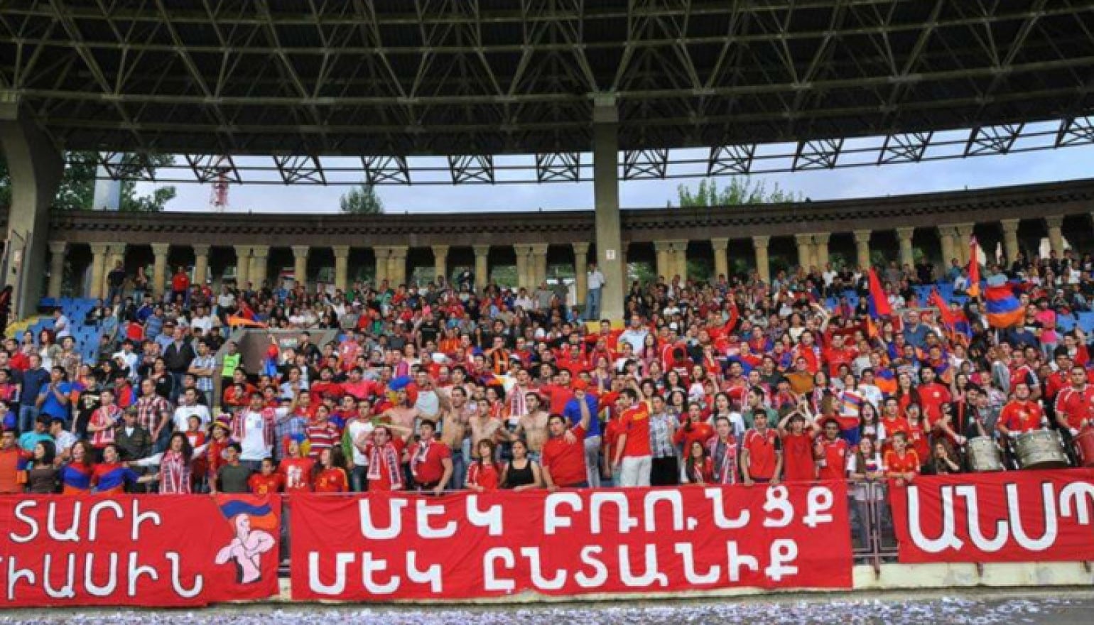 Les ultras de l’équipe nationale de football d’Arménie, le FAF exigent la démission du Président de la Fédération arménienne Armen Melikbekyan