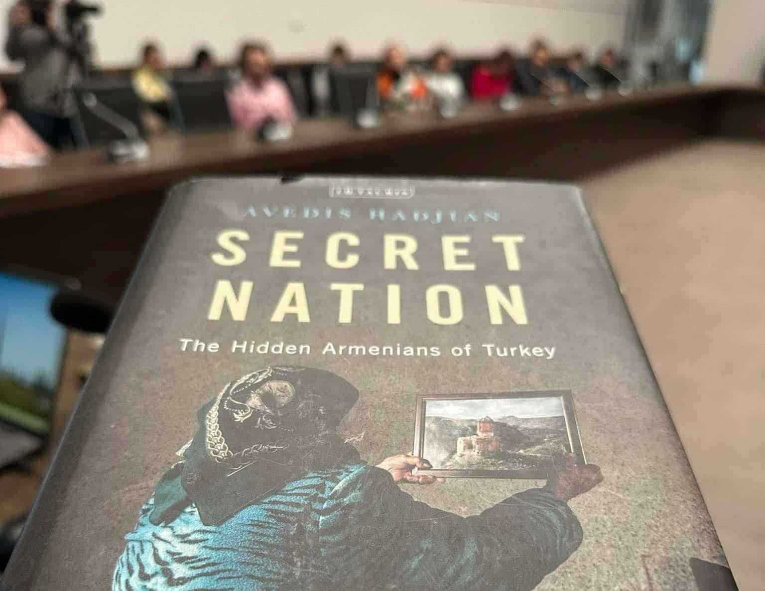 Le livre « Secret Nation : The Hidden Armenians  of Turkey » du journaliste Avedis Hadjian évoque les millions d’Arméniens cachés de Turquie