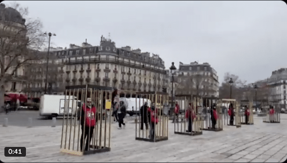 26 cellules sur la Place de la Bastille pour symboliser les 26 ans d’emprisonnement à l’isolement du leader kurde Abdullah Öcalan