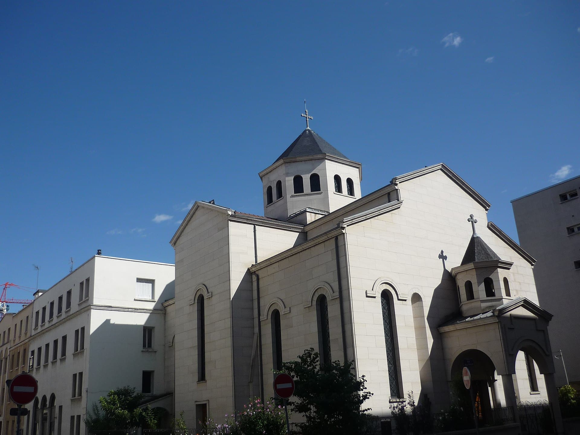 L’Église Apostolique Arménienne Saint Jacques de Lyon cherche un/une secrétaire-comptable.