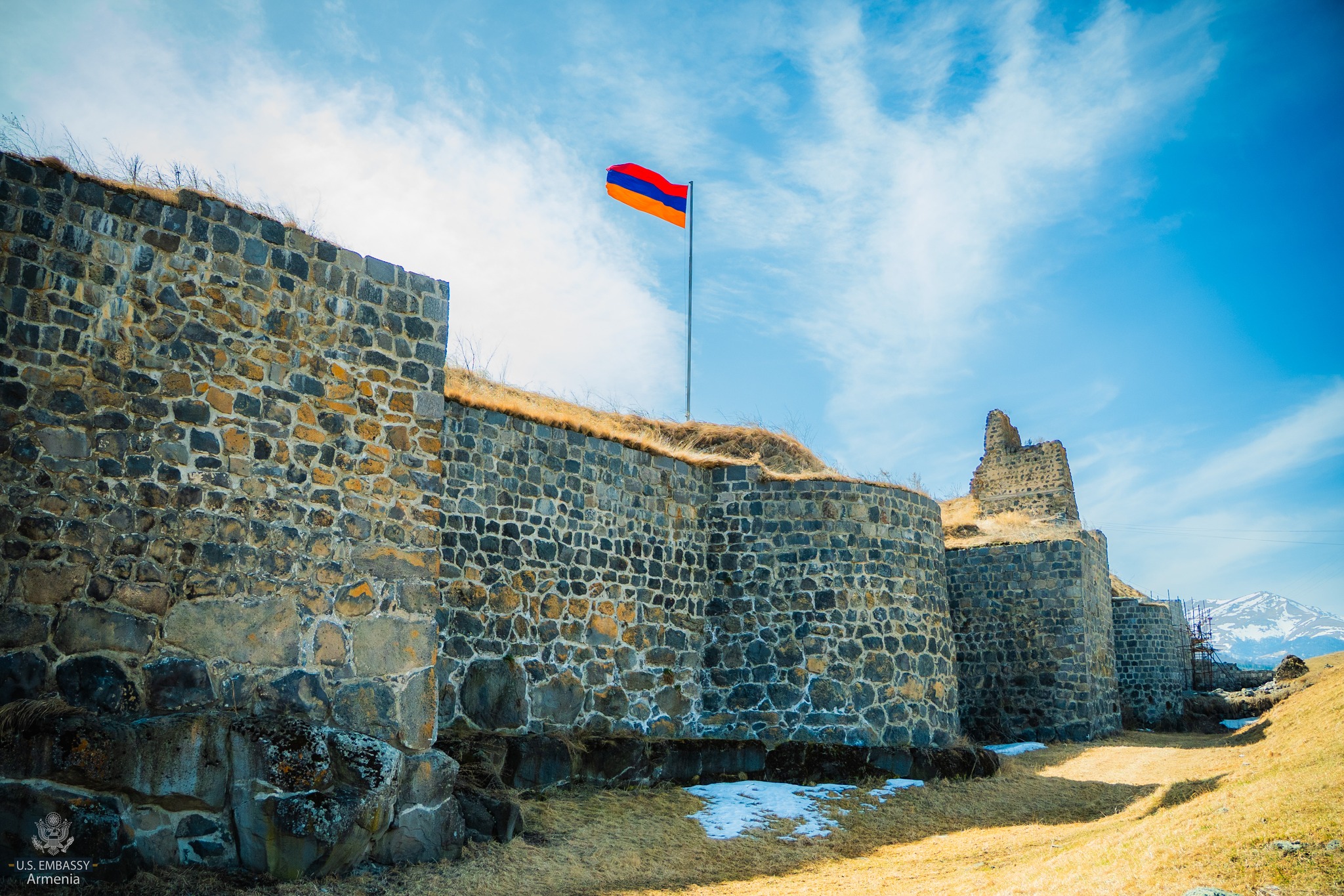 L’ambassadrice des États-Unis en Arménie a visité l&rsquo;imprenable forteresse médiévale de Lori Berd dans la région de Lori au nord de l’Arménie