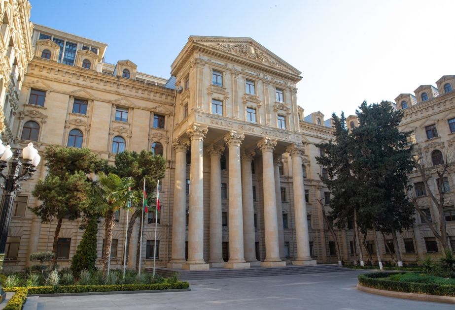 Bakou donne des leçons de démocratie à Paris : la dernière farce du ministère azerbaïdjanais des Affaires étrangères