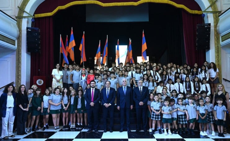 Le Président arménien Vahagn Khatchatourian a visité des écoles arméniennes en Argentine