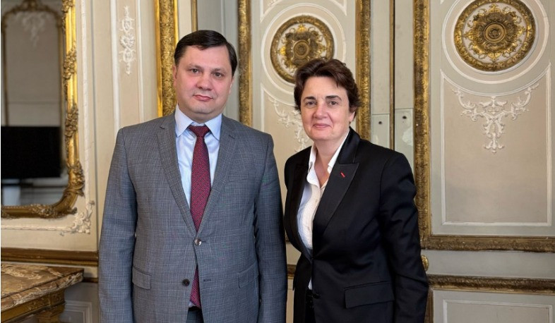 L&rsquo;ambassadeur d&rsquo;Arménie en France Arman Khachatryan a rencontré le présidente-directrice du musée du Louvre Laurence des Cars