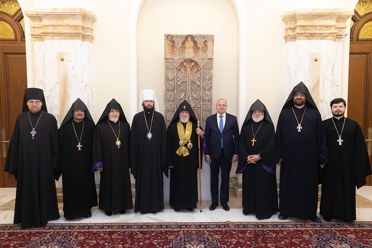 Le Catholicos Karékine II d’Etchmiadzine décoré de l&rsquo;Ordre du Métropolite de Moscou Saint Alexis, premier degré