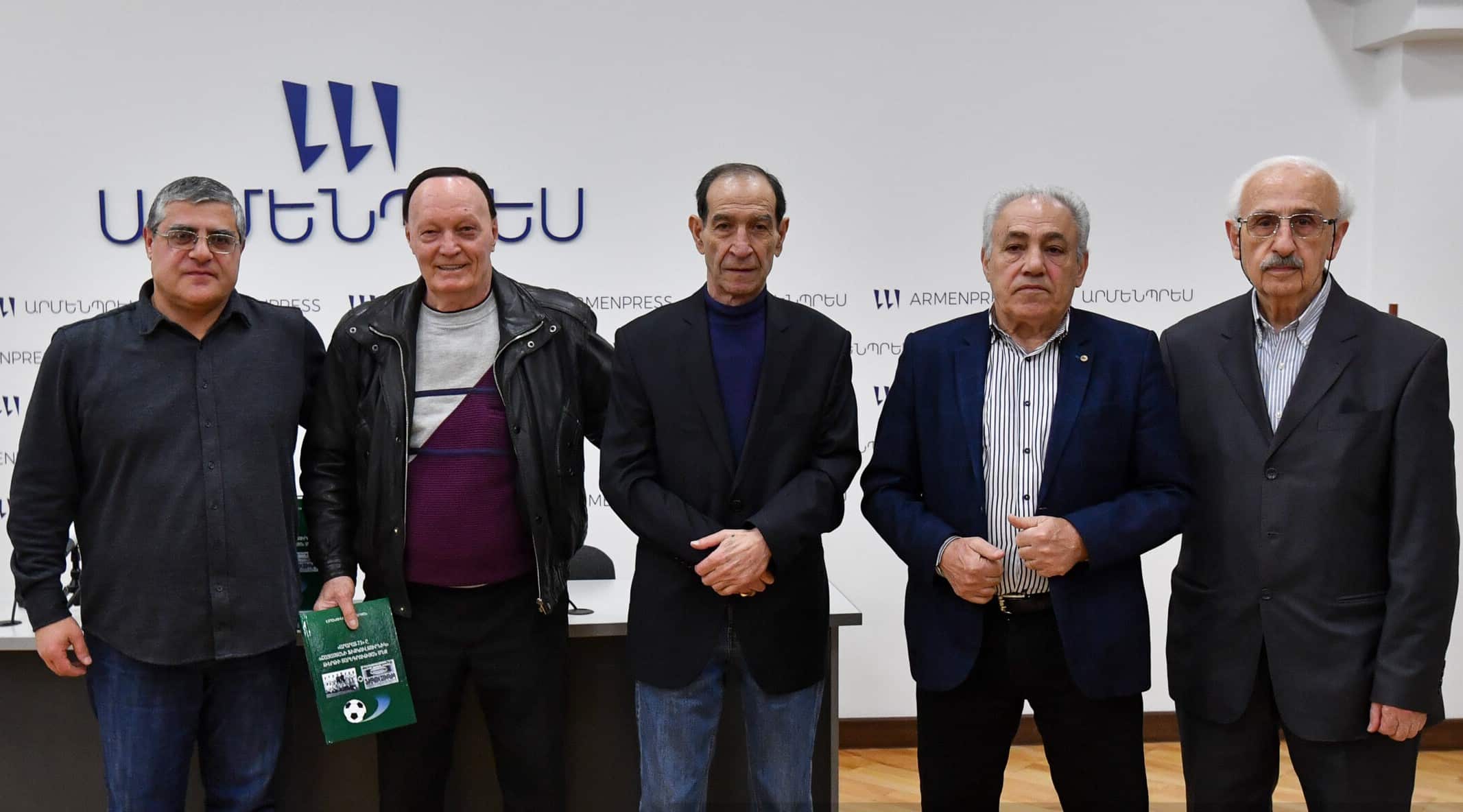 Un livre documentaire sur le passé glorieux du football arménien « Ararat-73 » d’Emmanuel Margaryan est paru