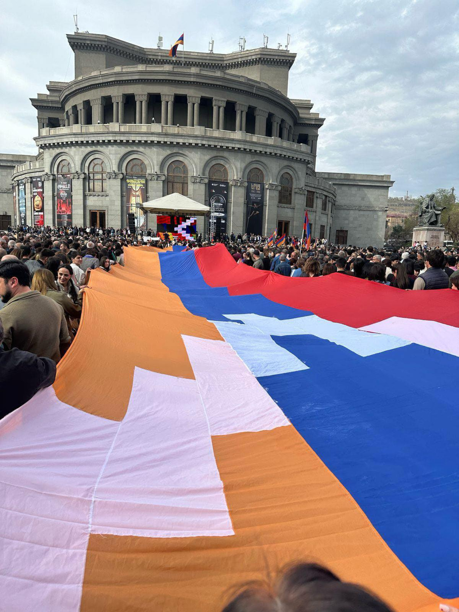 Le grand rassemblement pour l&rsquo;Artsakh a débuté à Yerevan avec les hymnes de l&rsquo;Arménie et de l&rsquo;Artsakh, et le « Hayr Mér » (Notre Père)