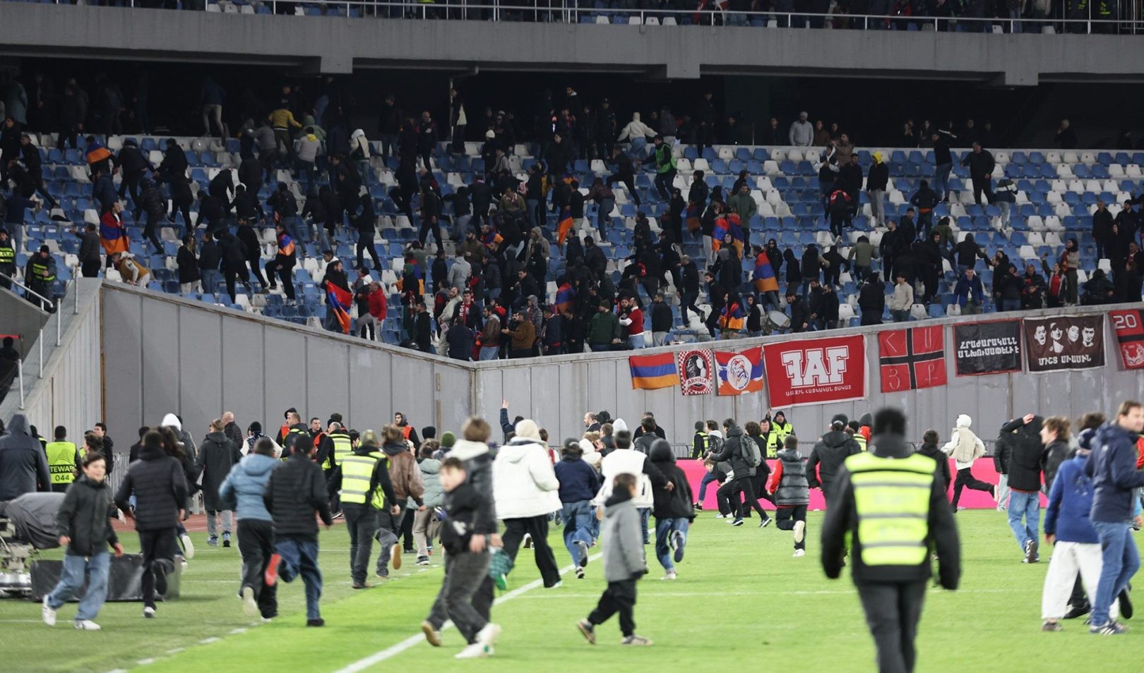 Les supporters Géorgiens ont jeté divers objets sur les Arméniens après le match Géorgie-Arménie (6-1) à Tbilissi