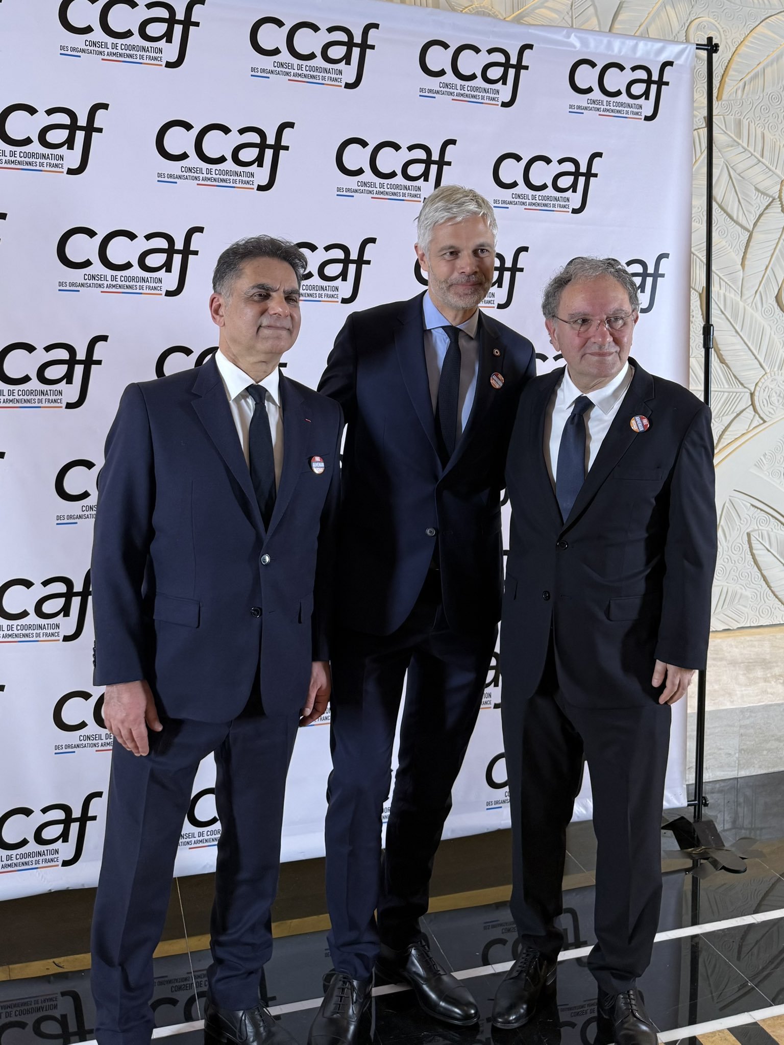 Laurent Wauquiez : Merci aux amis arméniens du  ccaf_france  qui m’ont remis la médaille du courage
