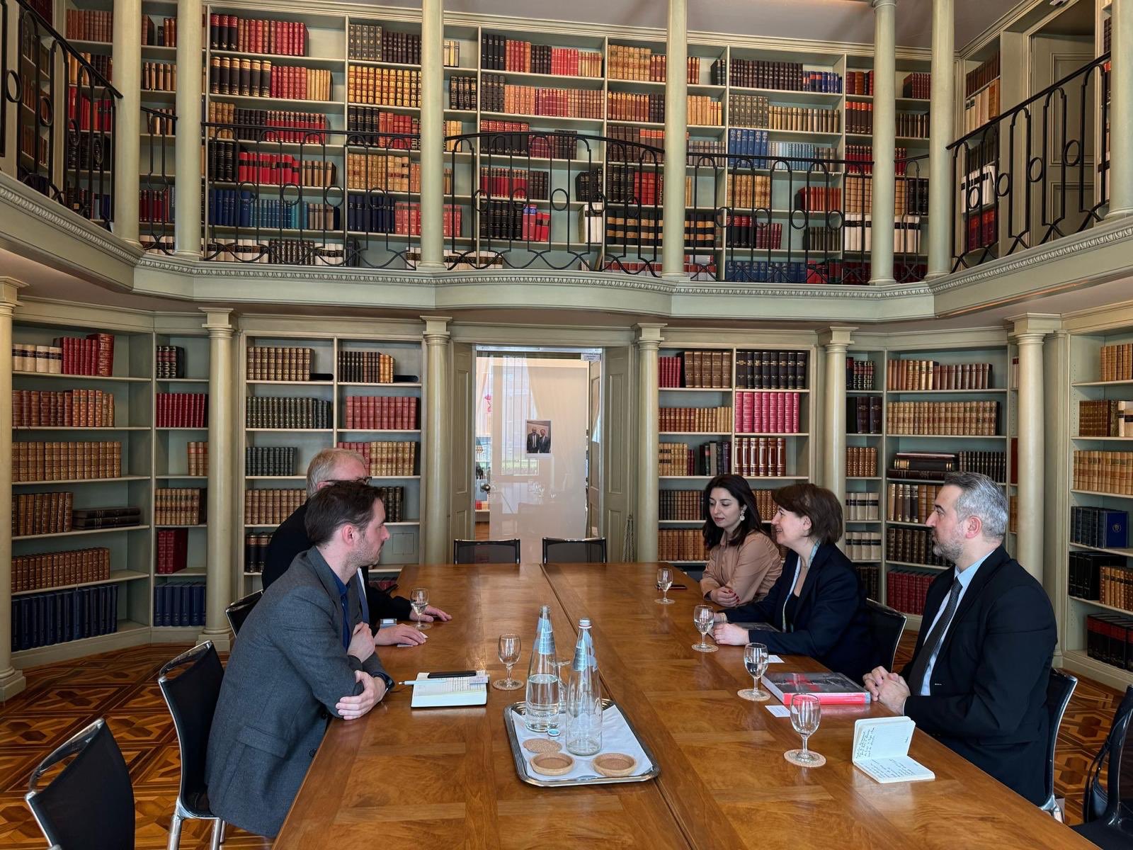 Hasmik Tolmajian : Avec jacques Berchtold, Directeur de la Fondation Bodmer et Ara Khzmalyan, Directeur du Maténadaran.