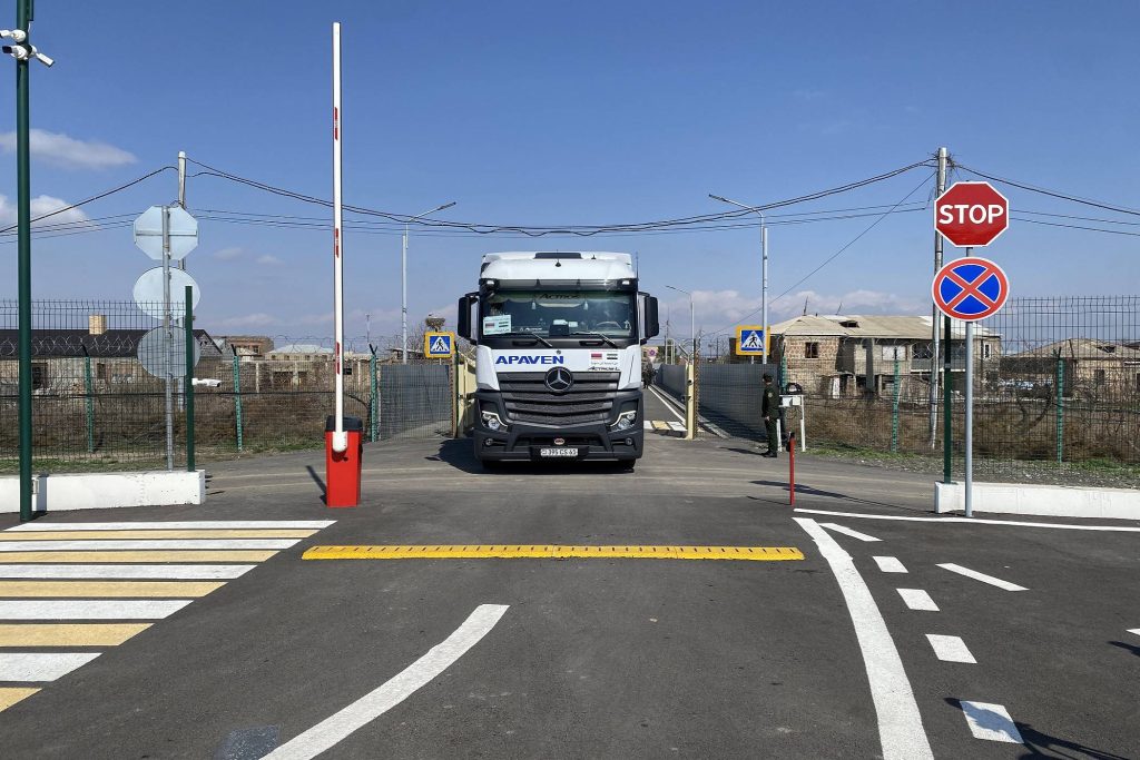 Tandis que l&rsquo;aide arménienne franchit la frontière turque, Ankara rassure et apaise Bakou