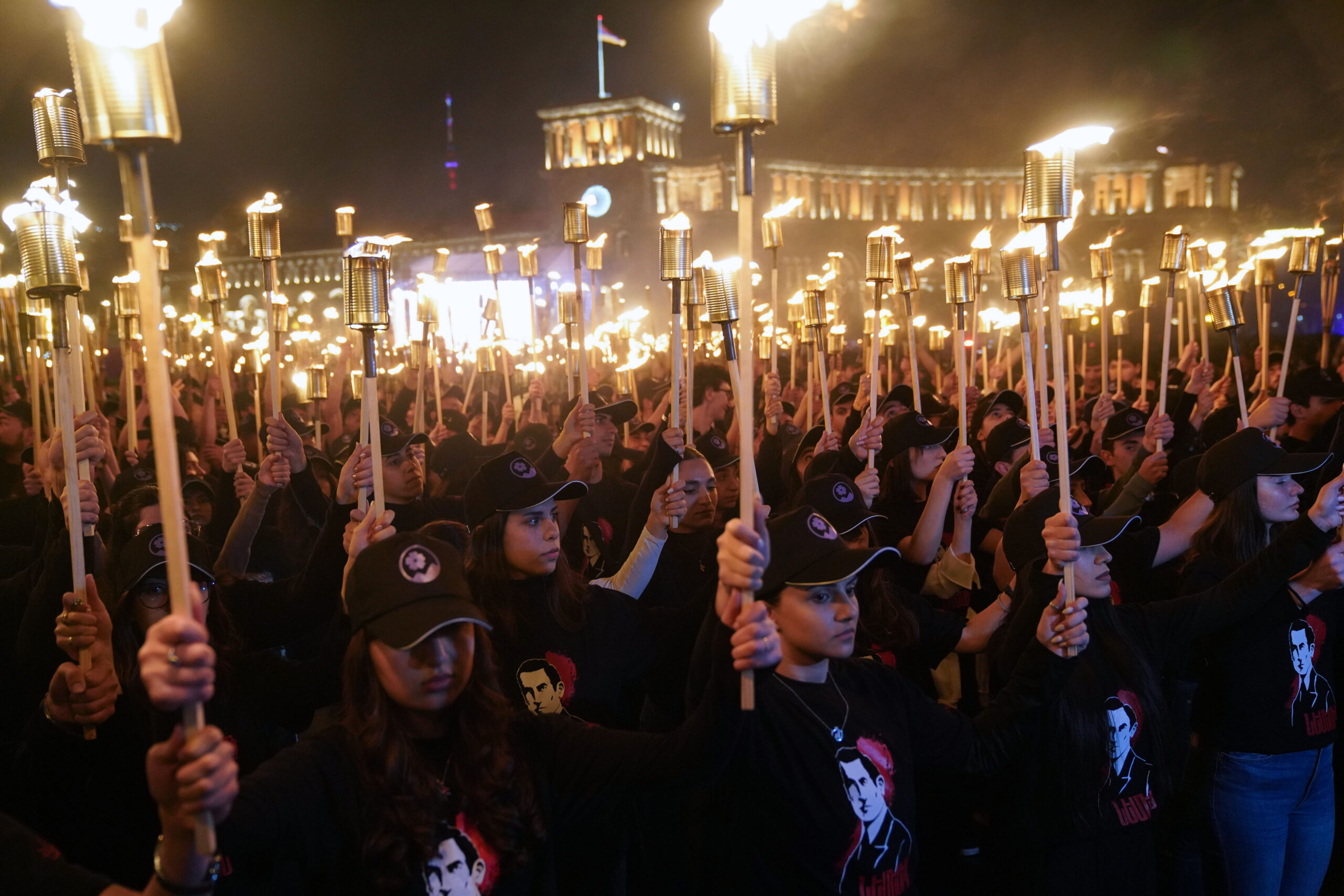 Procession aux flambeaux vers le Tsitsernakaberd : la jeunesse mobilisée pour la mémoire et la justice (photoreportage de Max Sivaslian)
