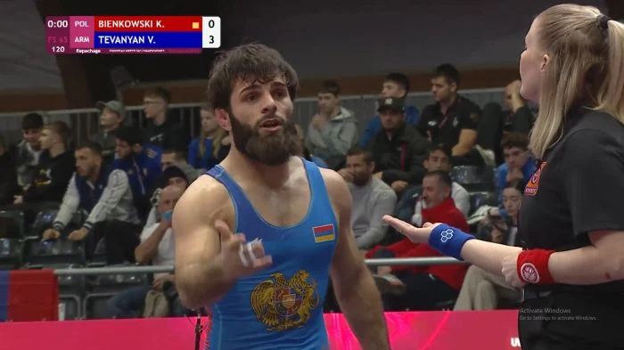 Vazgen Tevanyan (Arménie) est à un combat pour la médaille de bronze aux championnats d’Europe de lutte libre à Bratislava (Slovaquie)